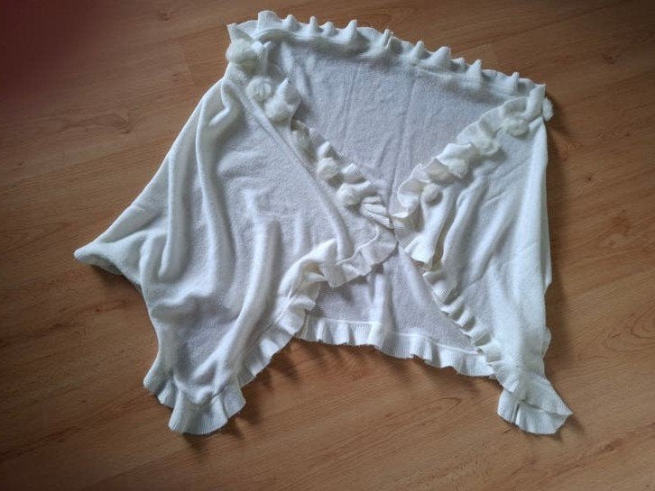 Omslagdoek Sjaal Stola Cape. Ecru met pompons., Kleding | Dames, Ophalen of Verzenden, Zo goed als nieuw, Maat 46/48 (XL) of groter