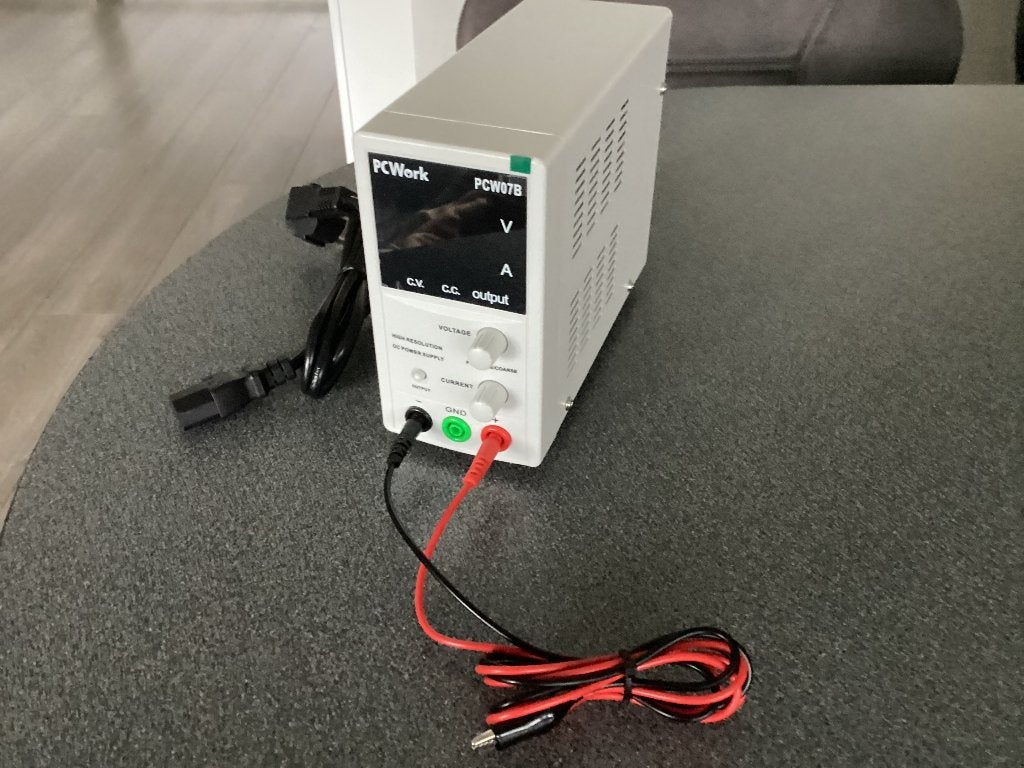 NIEUW : PC Work PCW07B  Regelbare voeding DC 0 - 50 V / 3 A., Hobby en Vrije tijd, Ophalen of Verzenden, Nieuw