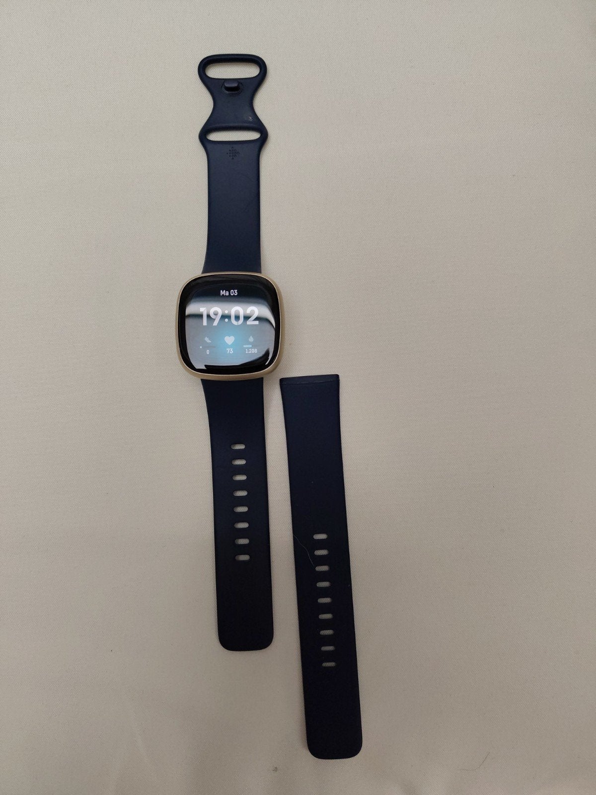 Fitbit Versa 3 Smartwatch + GPS - Zo goed als nieuw Krasvrij, Blauw, Ophalen of Verzenden, Zo goed als nieuw, Fitbit