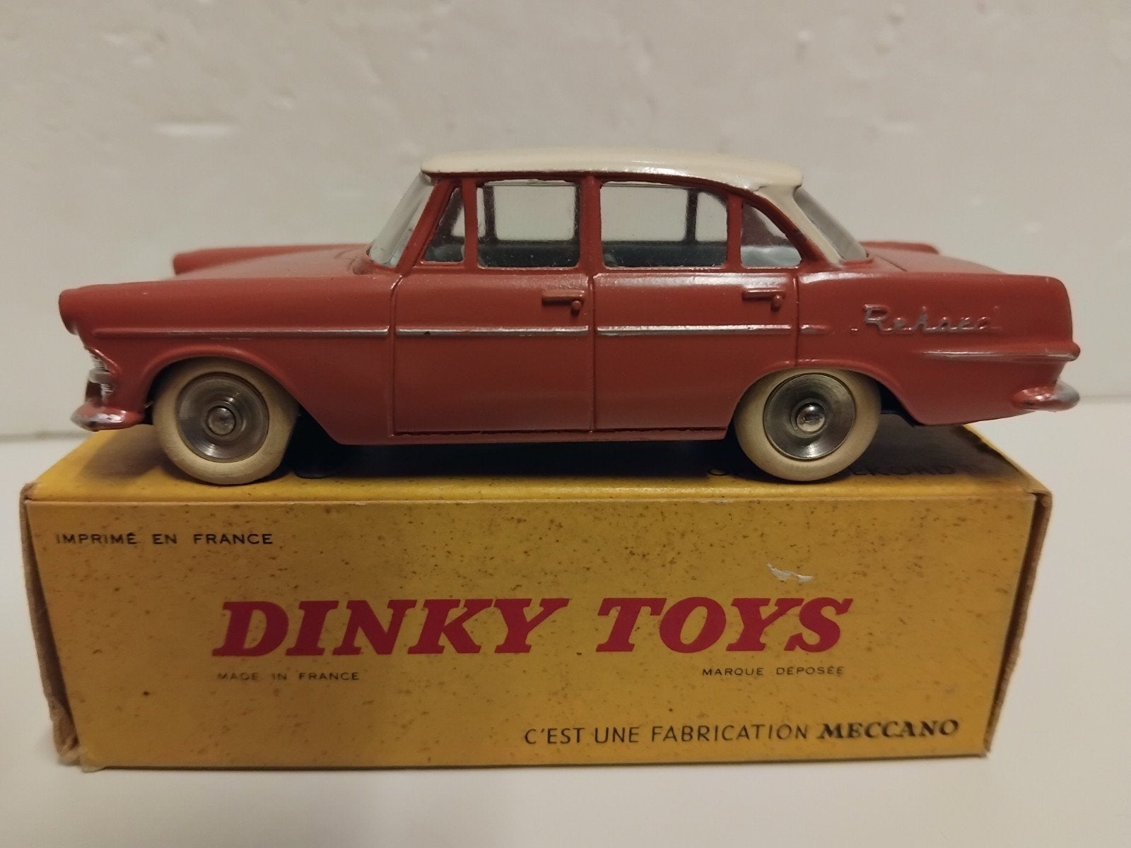 Old original Dinky Toys 1:43 Opel Rekord met doosje, Hobby en Vrije tijd, Ophalen of Verzenden, Zo goed als nieuw, Auto, Dinky Toys