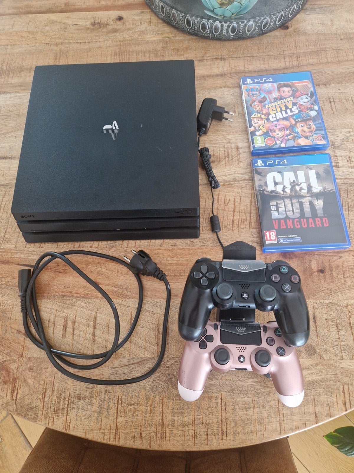 Playstation 4 Pro met 2 controllers, laadstation en 2 games, Spelcomputers en Games, Spelcomputers | Sony PlayStation 4, Ophalen