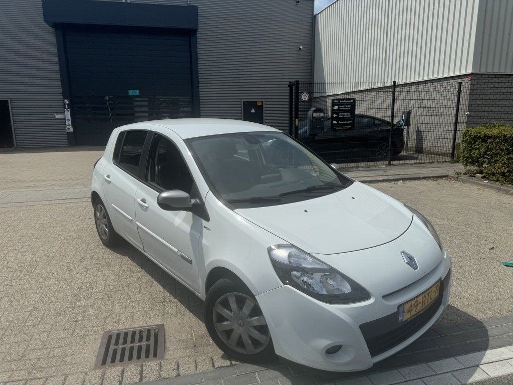 Renault Clio 1.5 dCi Night & Day Navi Clima Sensor Cruise 4E, Auto's, Voorwielaandrijving, Euro 5, Gebruikt, 4 cilinders