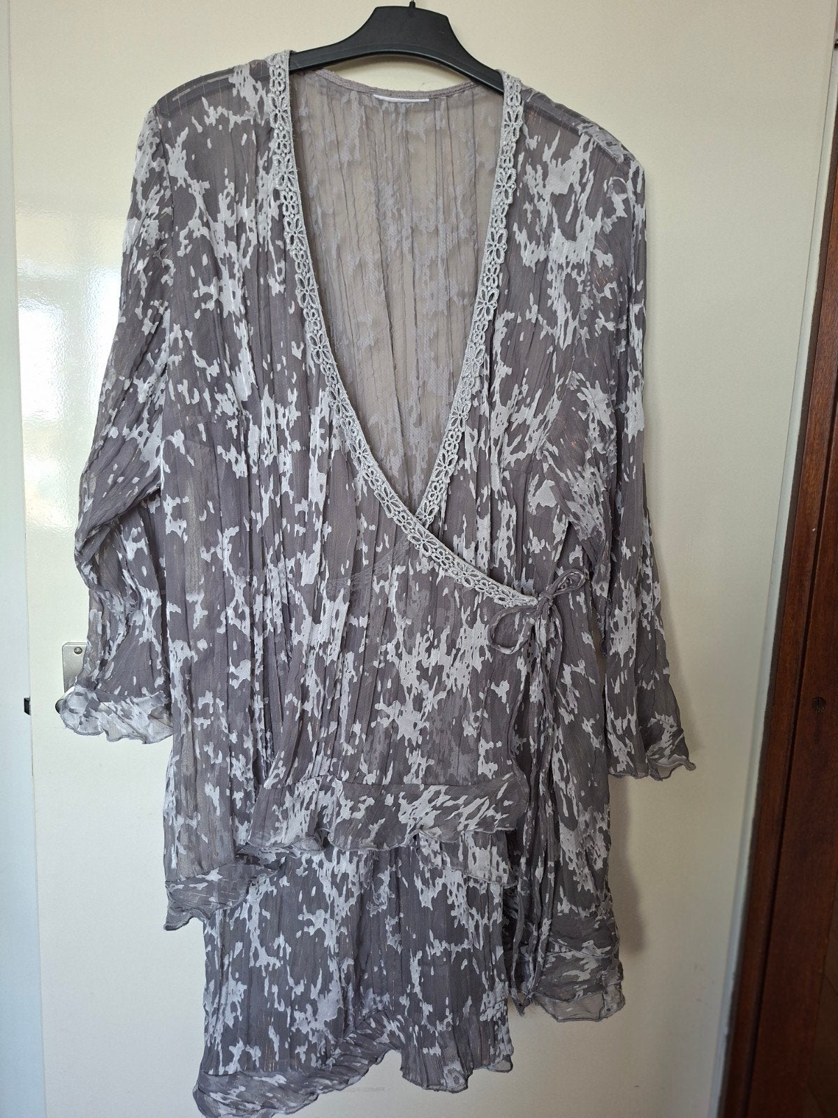 Feestelijke grijze blouse met zilveren rand en ruches
