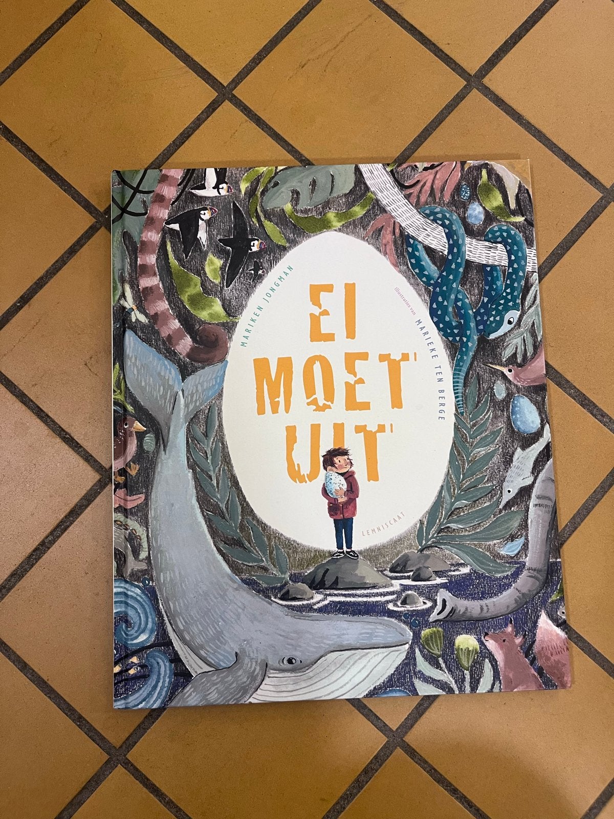 Ei Moet Uit - Prentenboek van Mariken Jongman, Ophalen of Verzenden, Zo goed als nieuw, Fictie algemeen