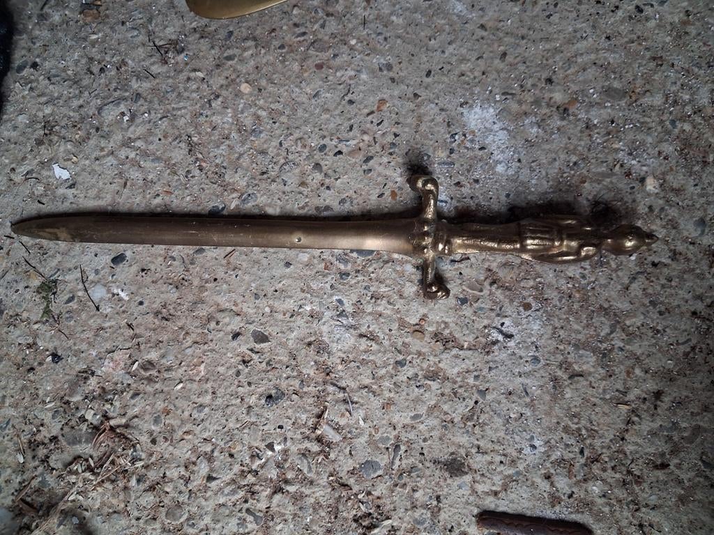 Vintage Koperen Briefopener Zwaard met Figuur Handvat, Ophalen of Verzenden, Koper