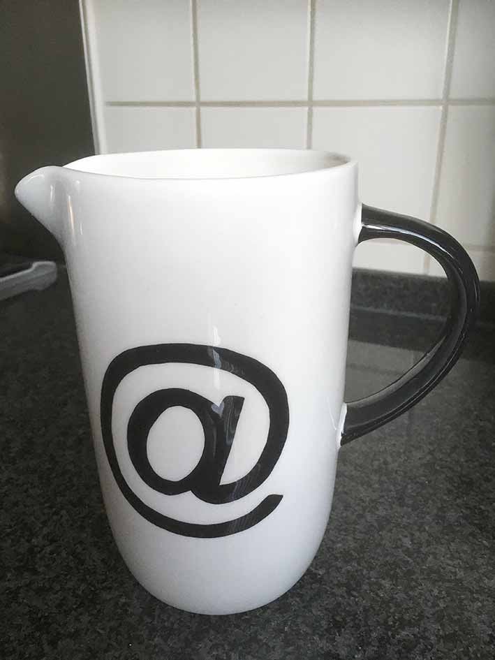 Schenkkan Waterkan Sapkan Social Media Apestaart Symbool, Huis en Inrichting, Keuken | Servies, Overige materialen, Overige typen