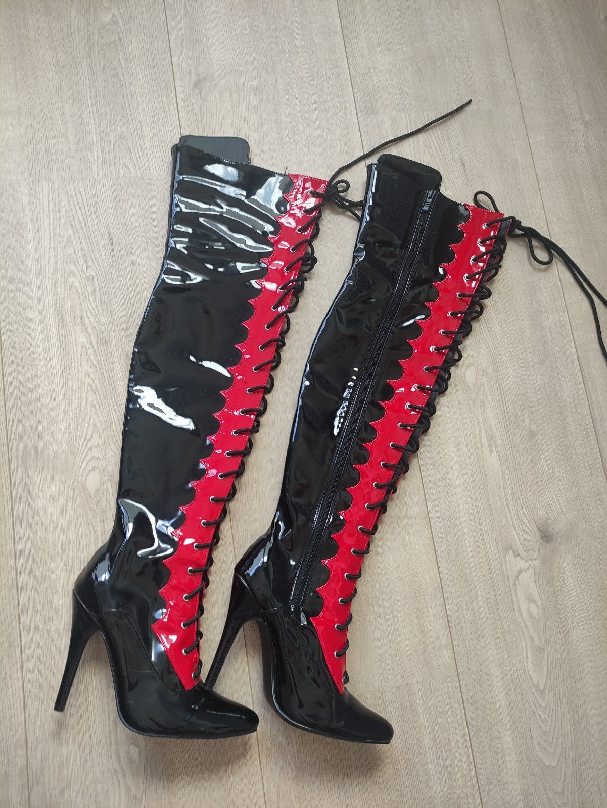 Zwart met rode lakleren overknee rijglaarzen maat 37/38, Hoge laarzen, Zwart, Ophalen of Verzenden, Onbekend