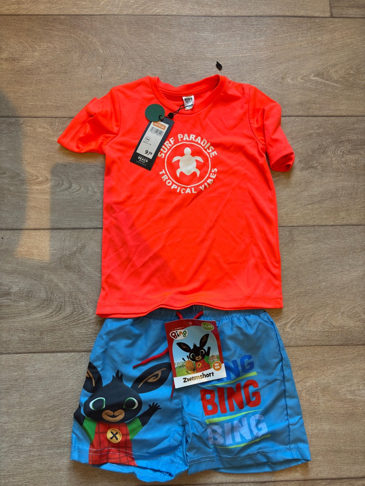 Zwemkleding set: UV-shirt (maat 104) en Bing zwemshort (98/1, Kinderen en Baby's, Maat 104, UV-zwemkleding, Nieuw, Ophalen of Verzenden