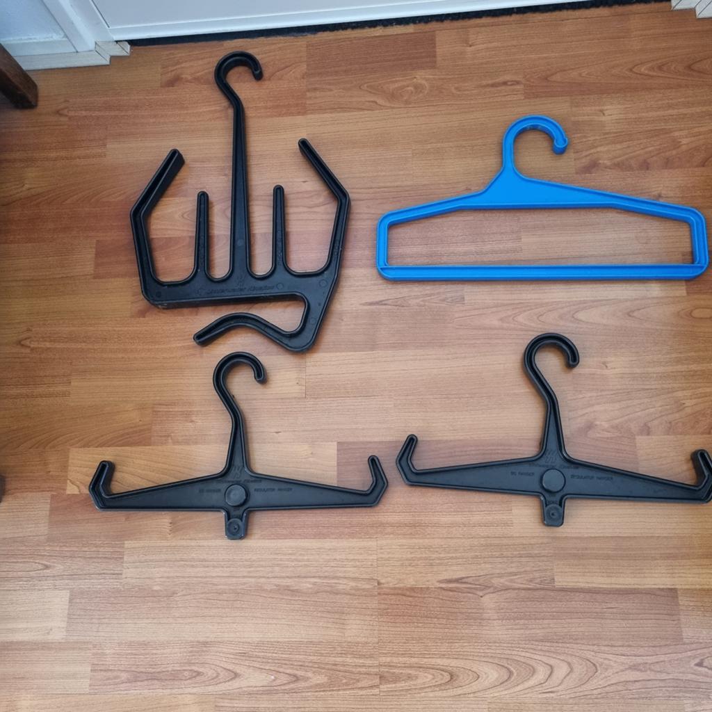 4 hangers voor duikuitrusting - wetsuit, vinnen, regulator, Watersport en Boten, Duiken, Ophalen of Verzenden, Gebruikt, Overige typen
