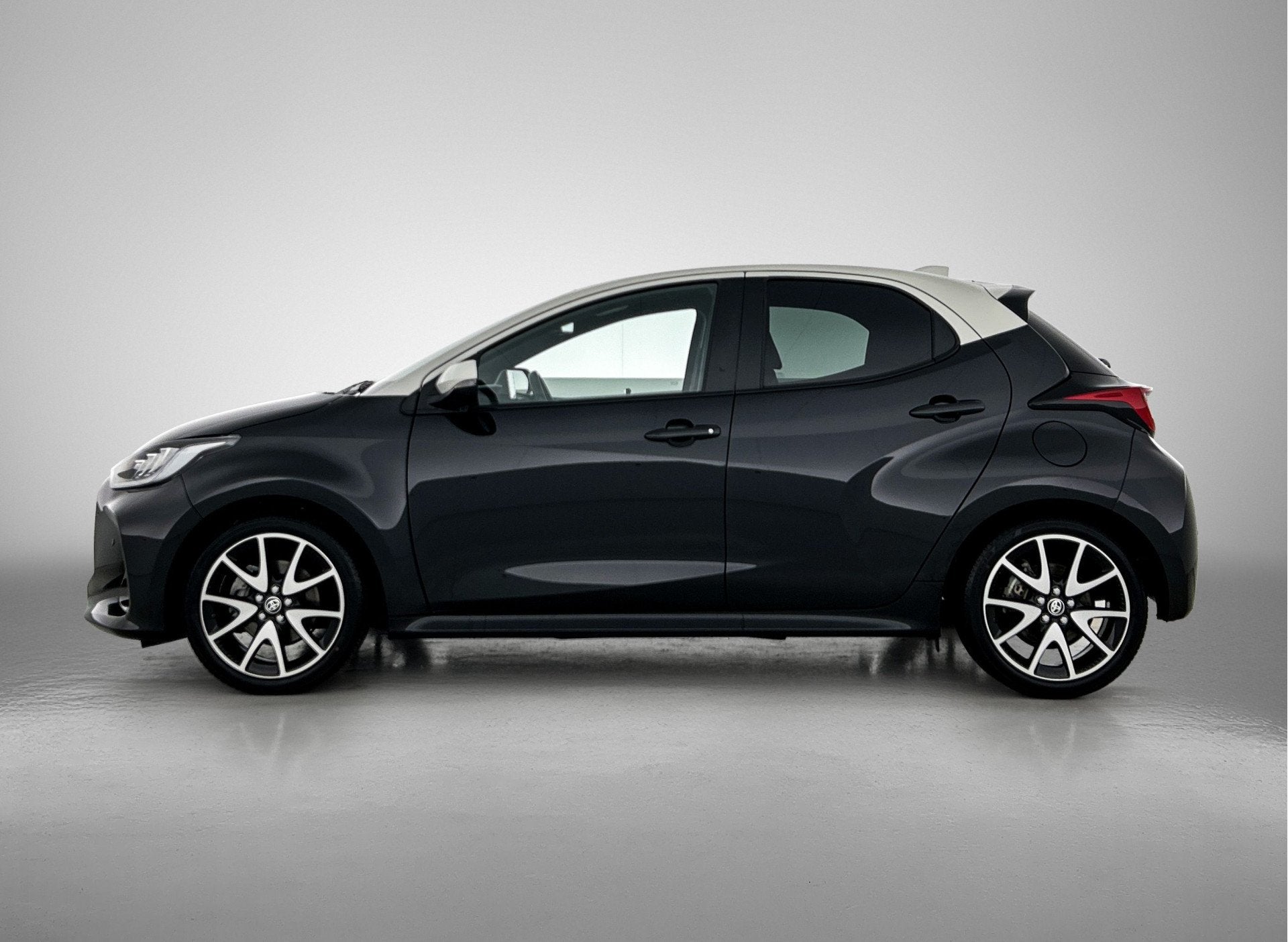 Toyota Yaris 1.5 Hybrid Executive Bi-tone | Head-Up Display, 12 maanden, 450 kg, Zwart, 1490 cc