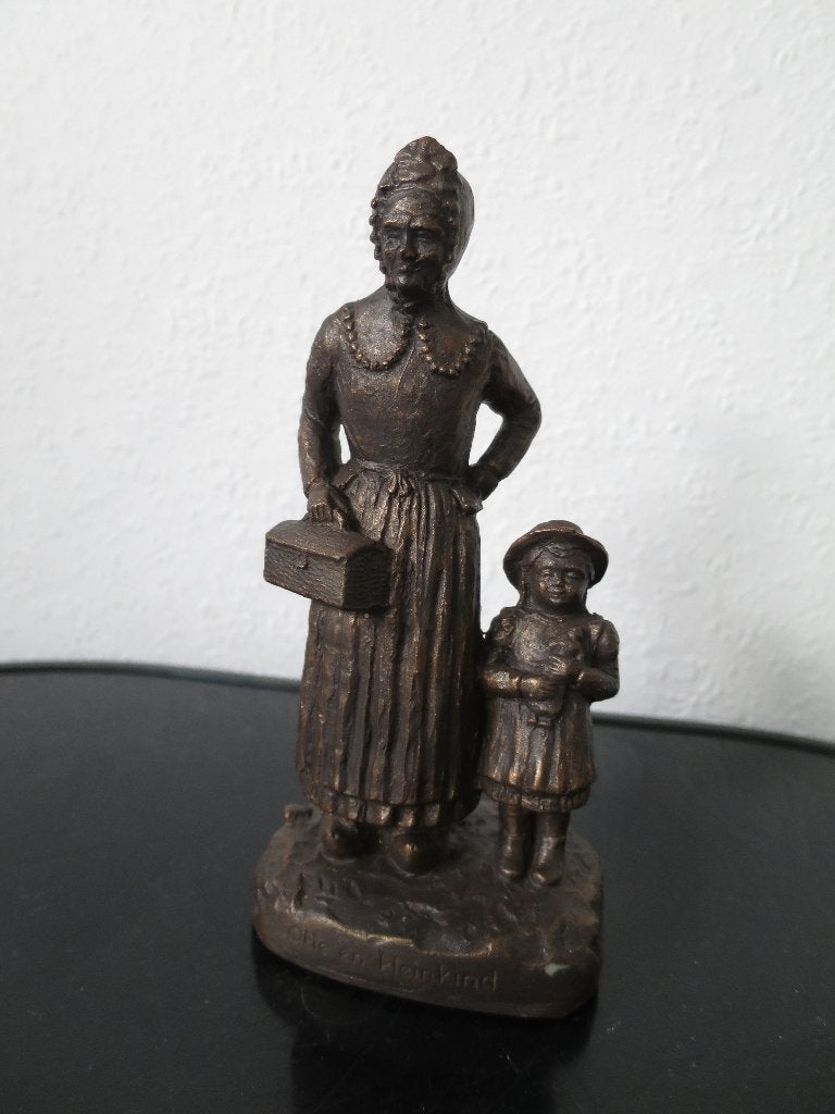 ZWAAR BEELDJE VAN OT EN KLEINKIND 17 CM, Ophalen of Verzenden
