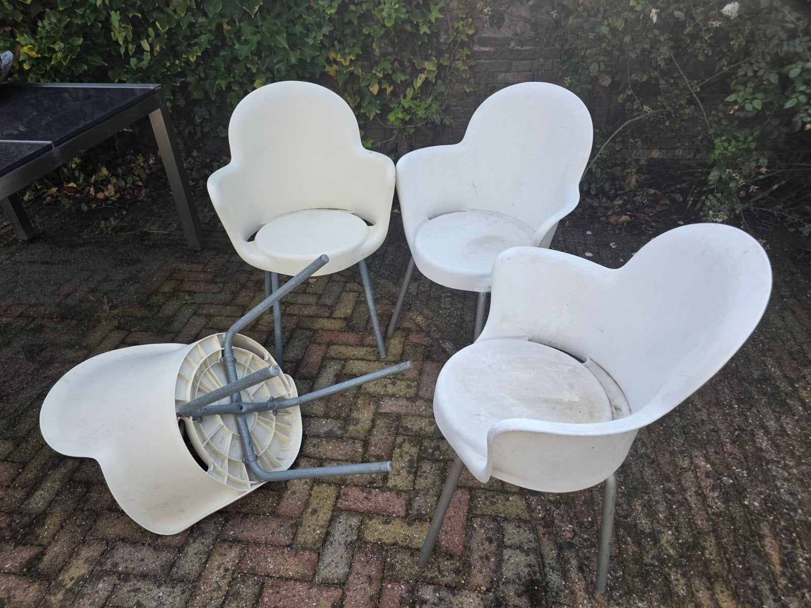 4 Witte (kuip)Tuinstoelen, Ophalen, Gebruikt, Kunststof, Stapelbaar