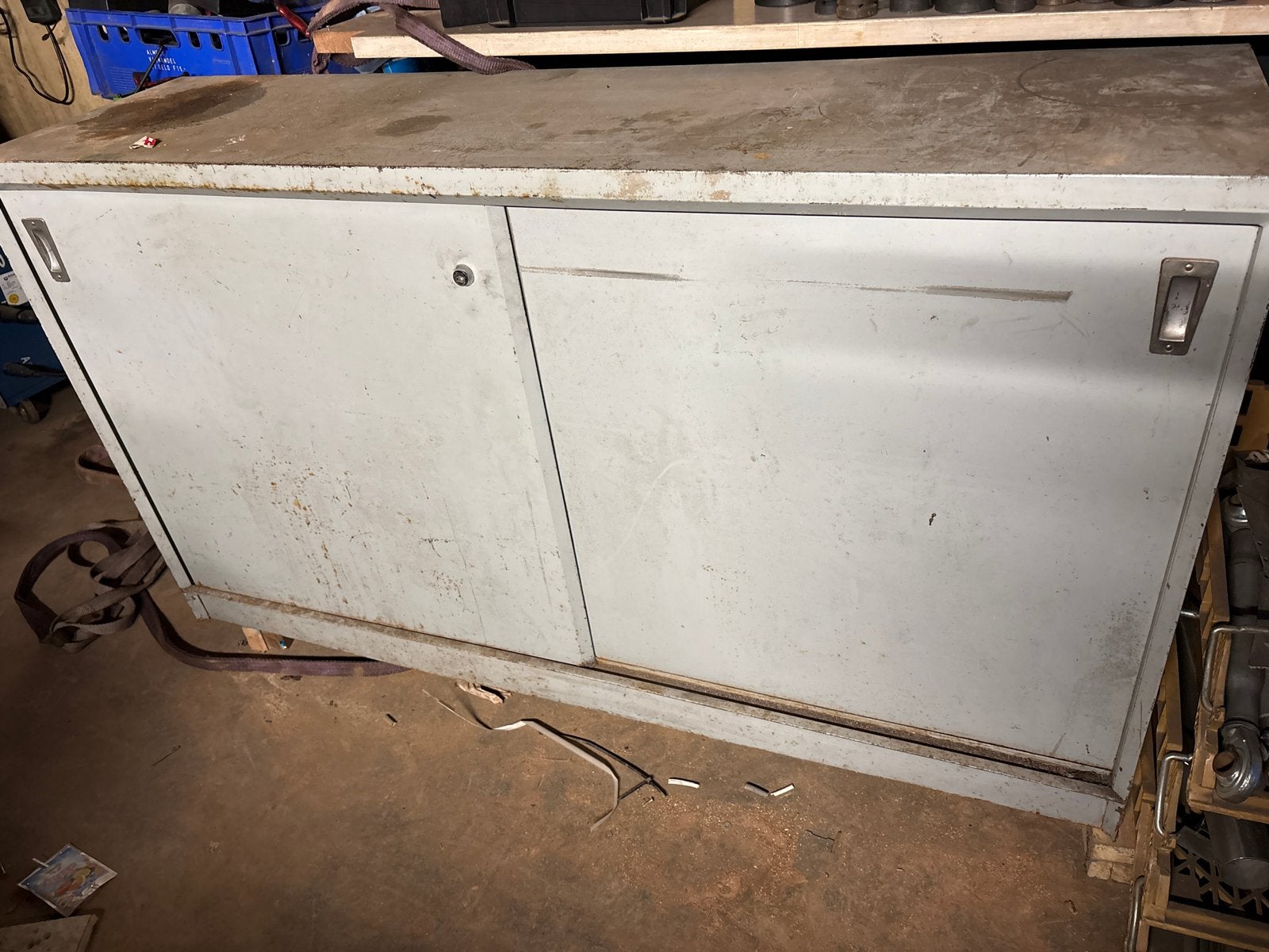 Robuuste Stalen Kast met Schuifdeuren - Gebruikt, Doe-het-zelf en Verbouw, Werkbanken, Ophalen, Gebruikt