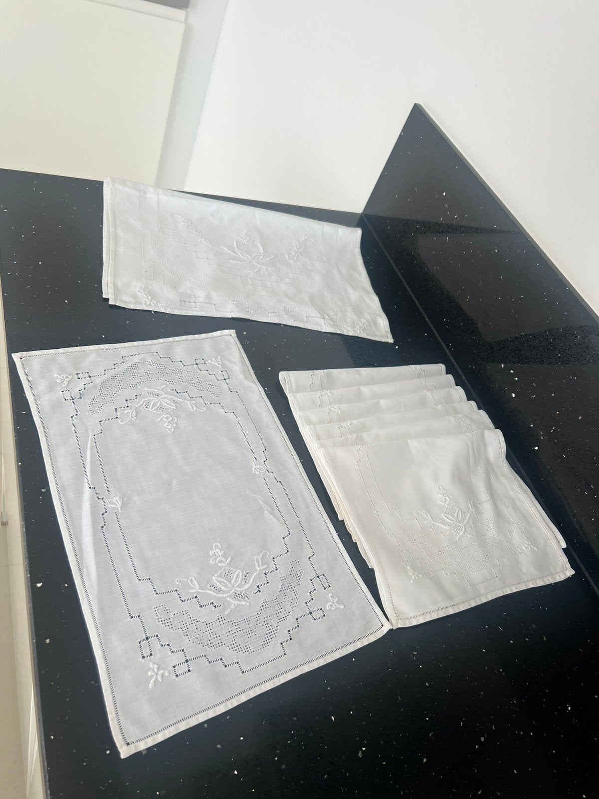 Antiek /Geborduurde Tafeltoper met placemats, Antiek en Kunst, Ophalen of Verzenden
