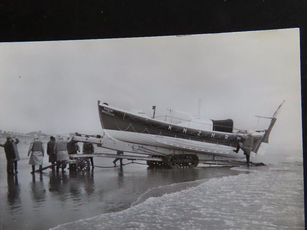 ansichtkaart reddingboot "Barend van Spreekens" KNRM, Ophalen of Verzenden, Motorboot, Kaart, Foto of Prent