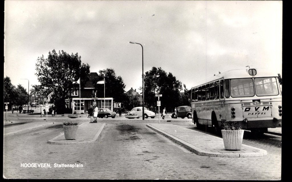 Hoogeveen (Dr.), Stationsplein met autobus, 1966, Verzamelen, Verzenden, 1960 tot 1980, Ongelopen, Drenthe