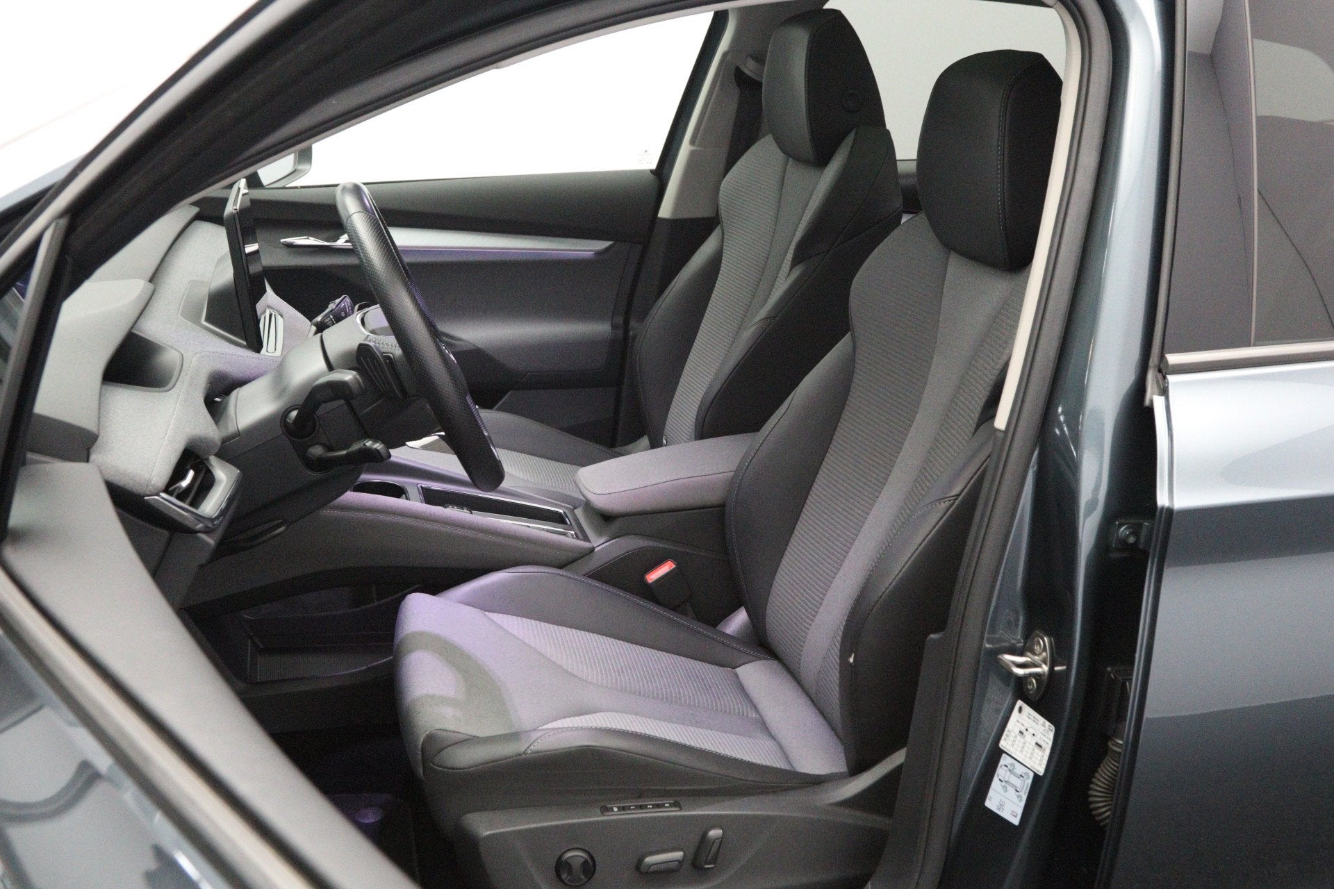 Skoda Enyaq iV 60 180 PK, SOH 93 %, Panoramadak, Camera, Car, Automaat, Gebruikt, Zwart, Leder en Stof