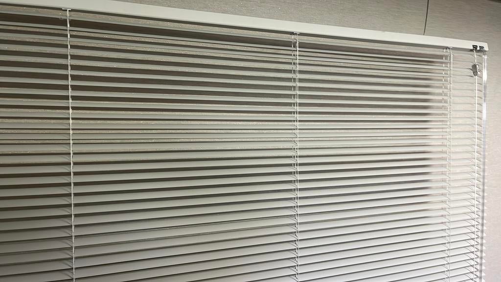 Jaloezie 25 mm ,nieuw !!,, Huis en Inrichting, Stoffering | Gordijnen en Lamellen, Ophalen, 100 tot 150 cm, Nieuw, Grijs