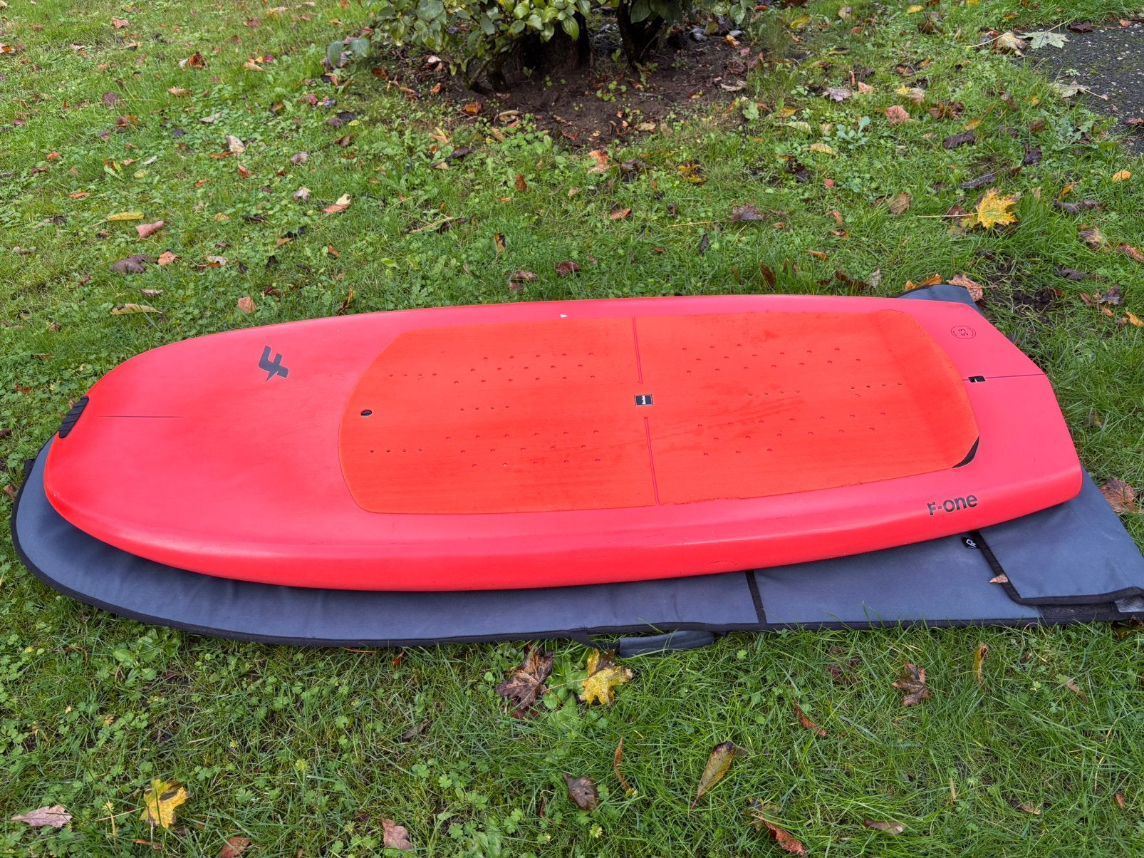 F-One Rocket 5.5 bamboo versie - 88 liter - 68,5 cm breed, Watersport en Boten, Ophalen, Gebruikt, Wingsurf-board