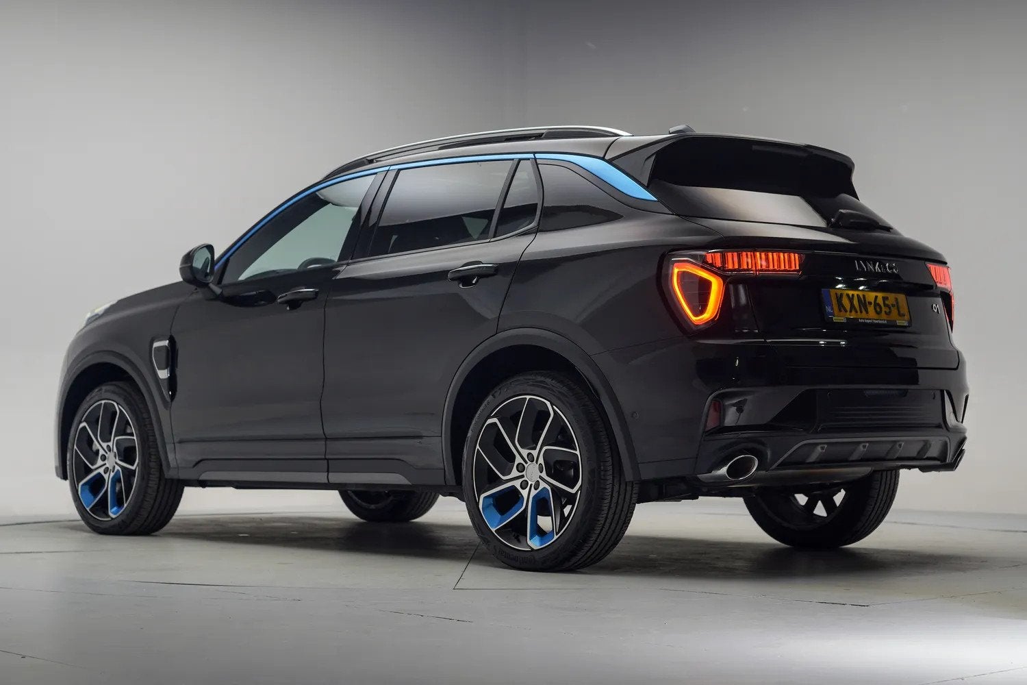 Lynk & Co 01 1.5 PHEV MY23 6,6kW Zwart [ SOH 96% | Zwarte he, Auto's, Automaat, Zwart, Bedrijf, Verwarmde buitenspiegels