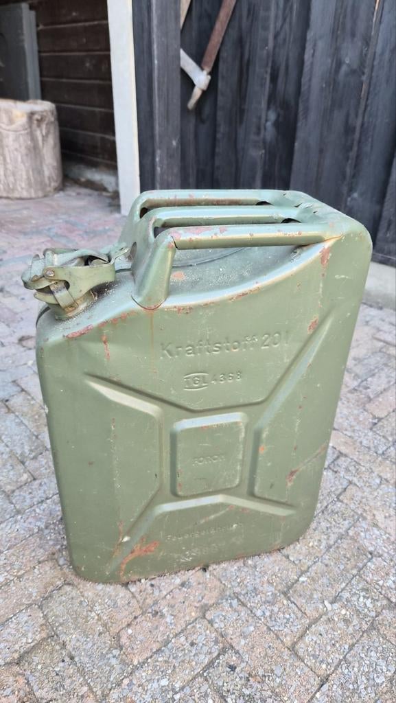 jerrycans 1 x 20 liter  en   1 x 10 liter, Ophalen