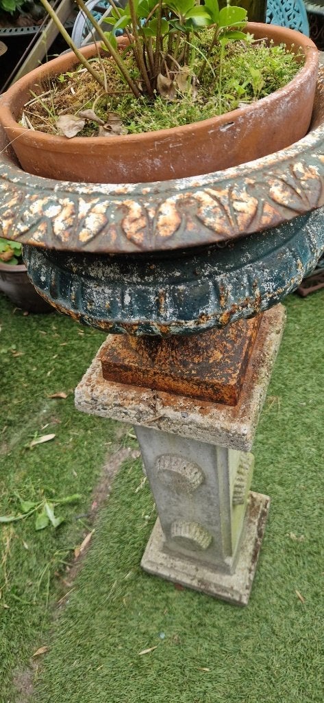 Mooie decoratieve gietijzeren vaas+betonnen sokkel(brocante), Tuin en Terras, Ophalen of Verzenden, Gebruikt
