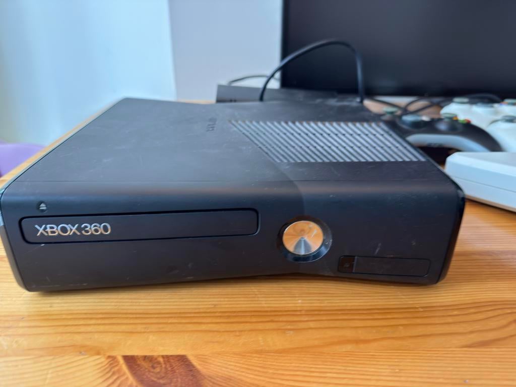 Xbox 360 s met dansmat, guitaar, controllers en games, Ophalen, Met 3 controllers of meer, Gebruikt, Met games
