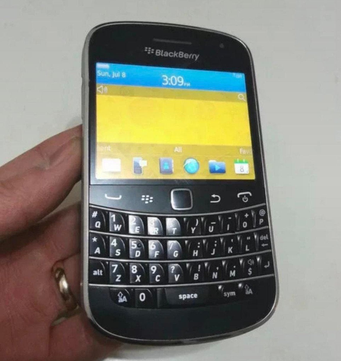 Te koop: een nette BlackBerry Bold 9900 black edition .

Dez, Ophalen of Verzenden