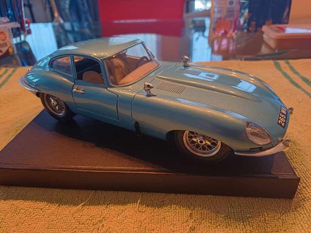 Jaguar e - type MODELAUTO, Hobby en Vrije tijd, Modelauto's | 1:18, Ophalen of Verzenden, Zo goed als nieuw, Auto, Bburago