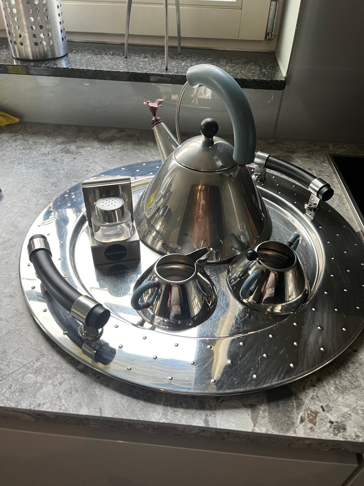 Alessi fluitketel met dienblad 5 delig, Theepot/fluitketel, Zilver, Ophalen of Verzenden, Zo goed als nieuw