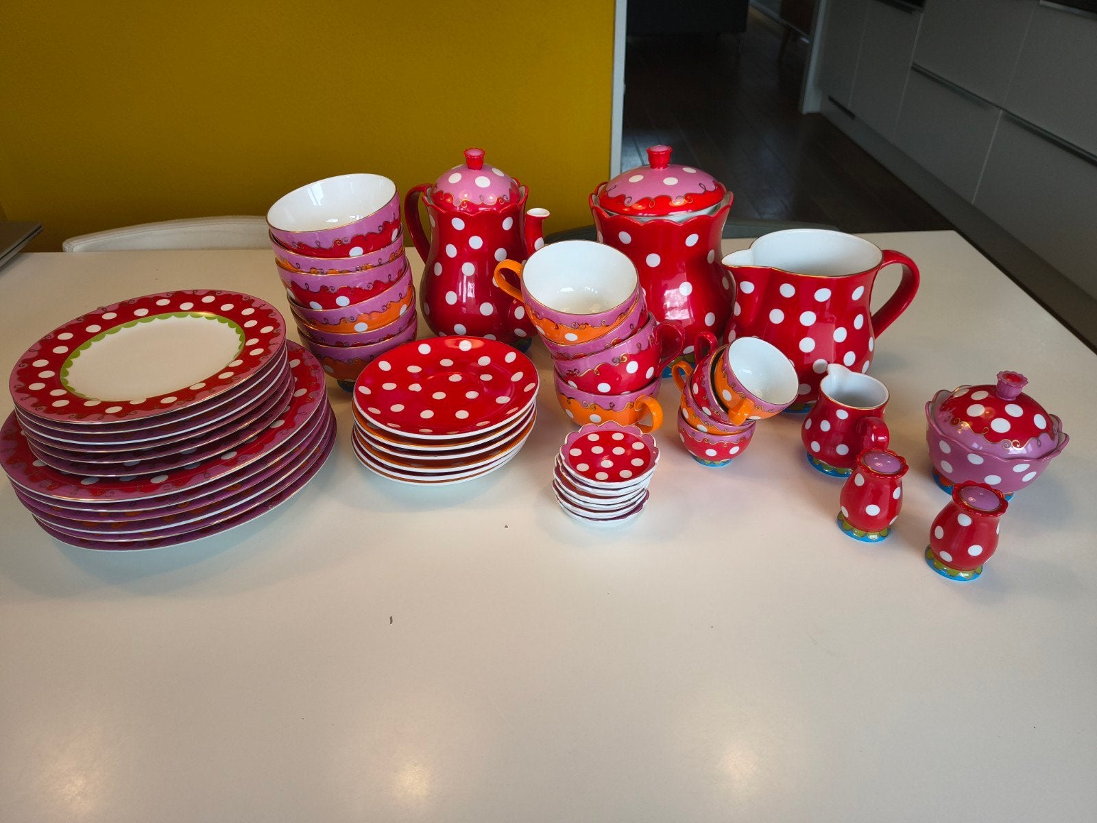 Vrolijk rood servies met witte stippen - Compleet set, Gebruikt, Keramiek, Ophalen of Verzenden, Overige stijlen