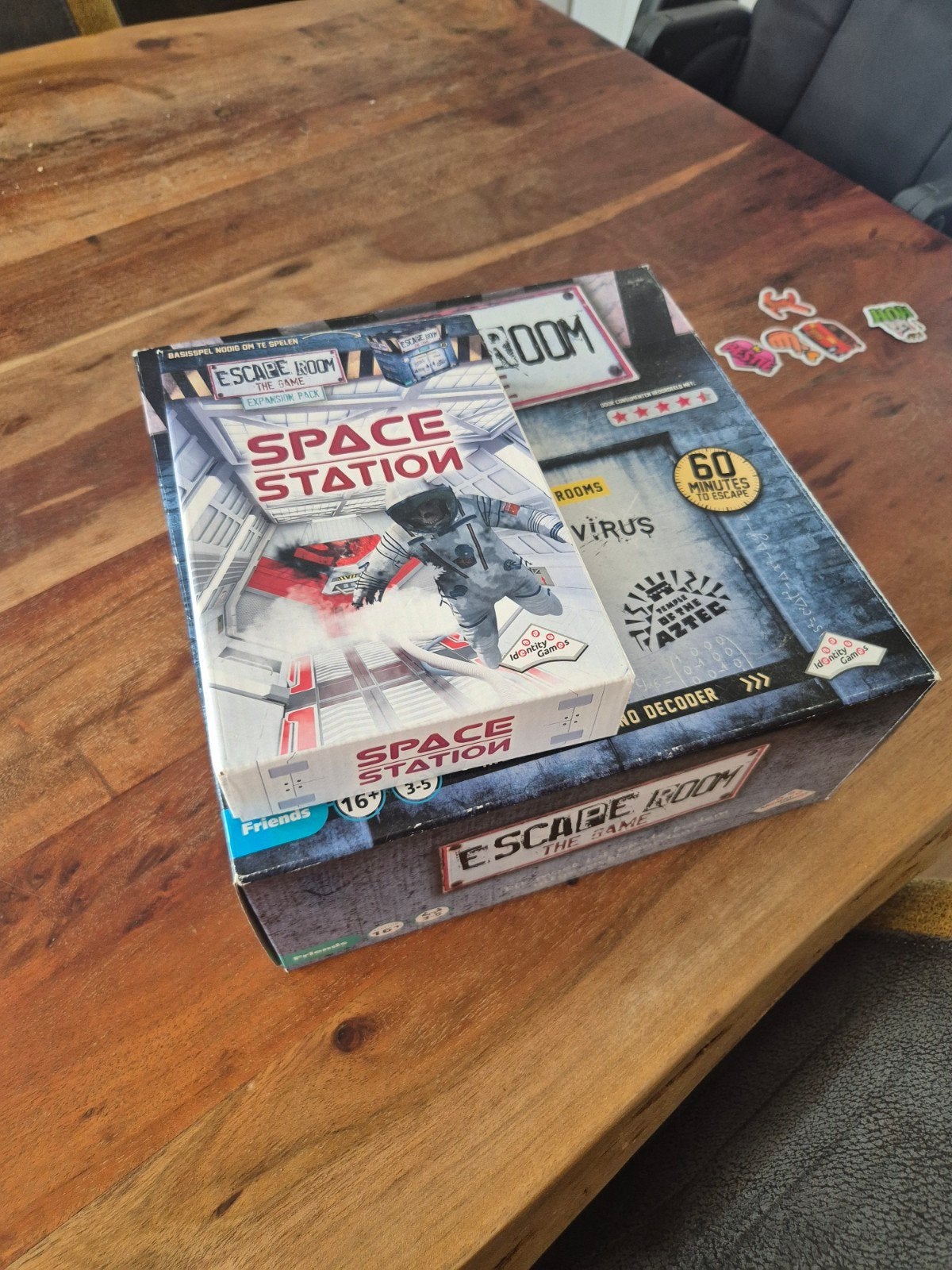 Escape Room The Game + Space Station uitbreiding, Hobby en Vrije tijd, Gezelschapsspellen | Bordspellen, Drie of vier spelers