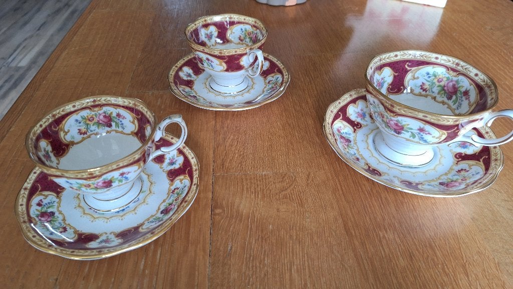 Set van 3 antieke theekopjes met schotels, bloemmotief, Ophalen of Verzenden