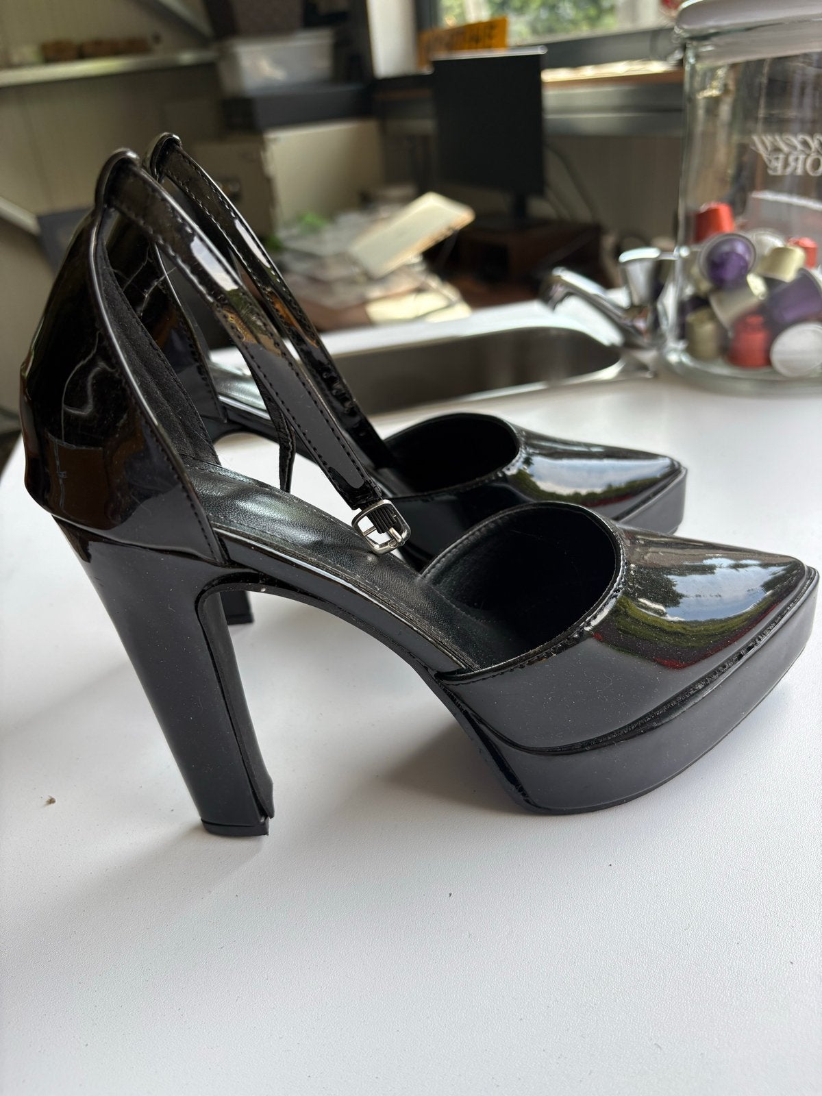 Zwarte lakleren pumps met enkelbandje, Pumps, Zwart, Ophalen of Verzenden, Zo goed als nieuw