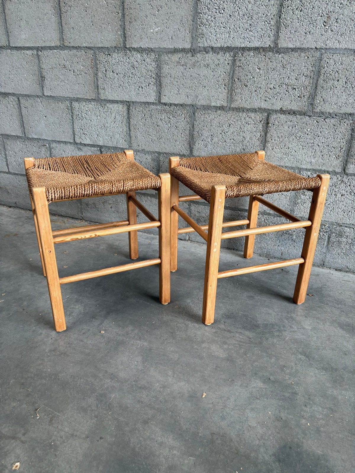 2 Vintage houten krukjes met zeegras gevlochten zitting, Ophalen, Zo goed als nieuw, Hout