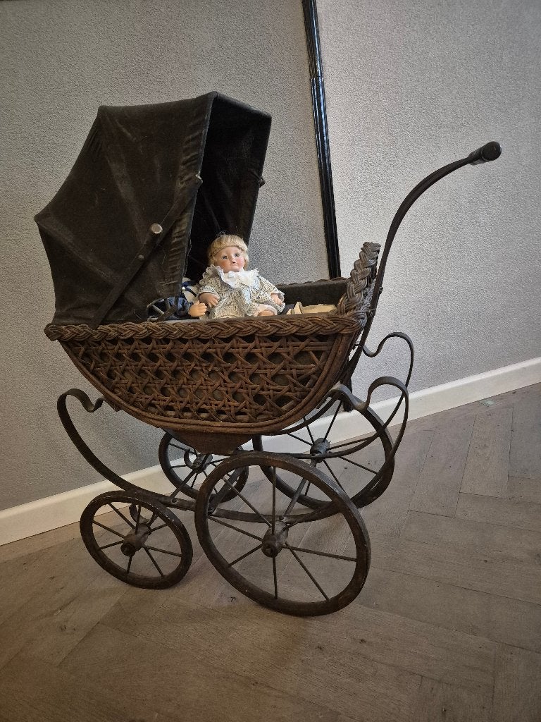 Antieke poppenwagen met poppen, Ophalen