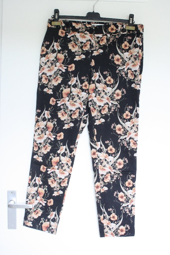 Zwart gebloemde broek maat 42 van H&M, Kleding | Dames, Broeken en Pantalons, H&M, Zwart, Maat 42/44 (L), Ophalen of Verzenden