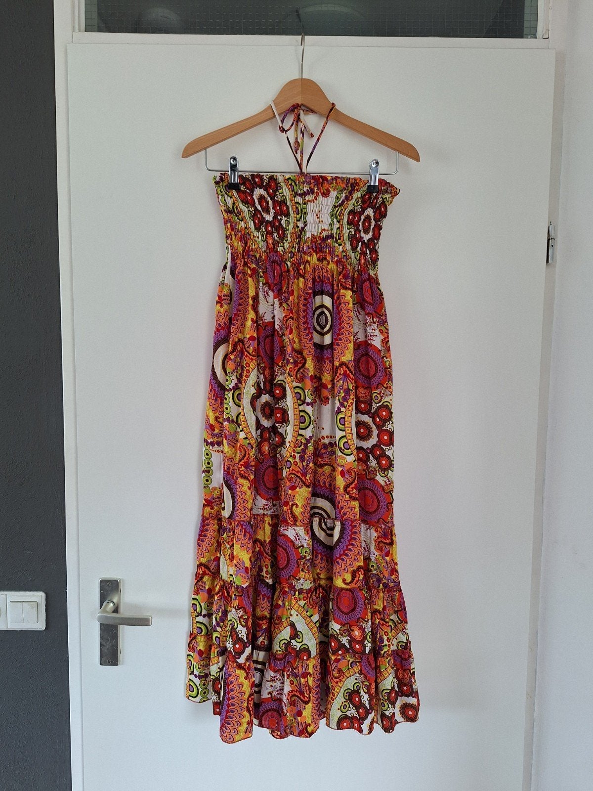 Mooie vrolijke lange halterjurk mt. S €5,-, Kleding | Dames, Overige kleuren, Ophalen of Verzenden, Zo goed als nieuw, Maat 36 (S)