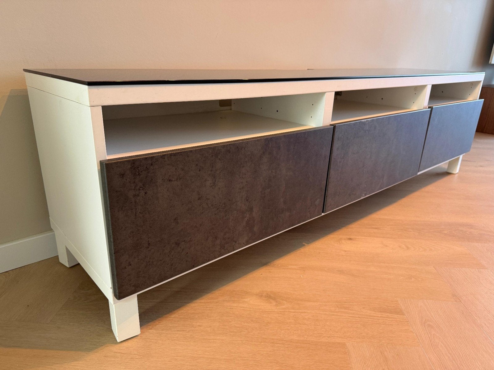 IKEA Besta TV meubel met glazen bovenblad, Huis en Inrichting, Ophalen, Gebruikt, 150 tot 200 cm, Minder dan 100 cm
