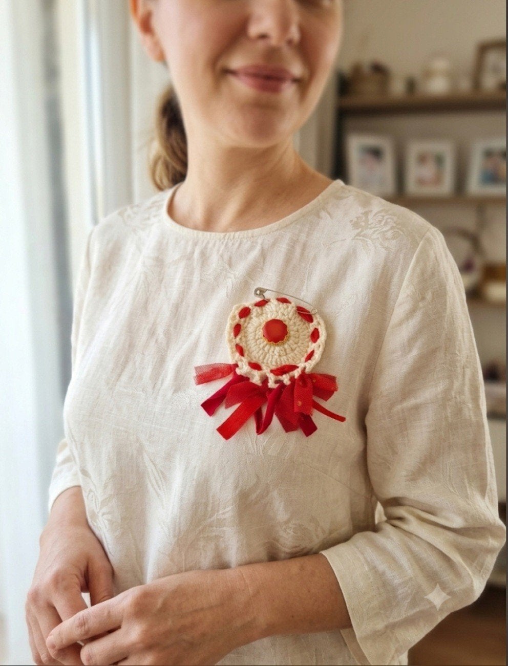 Handgemaakte gehaakte broche met rode linten, Hobby en Vrije tijd, Ophalen of Verzenden