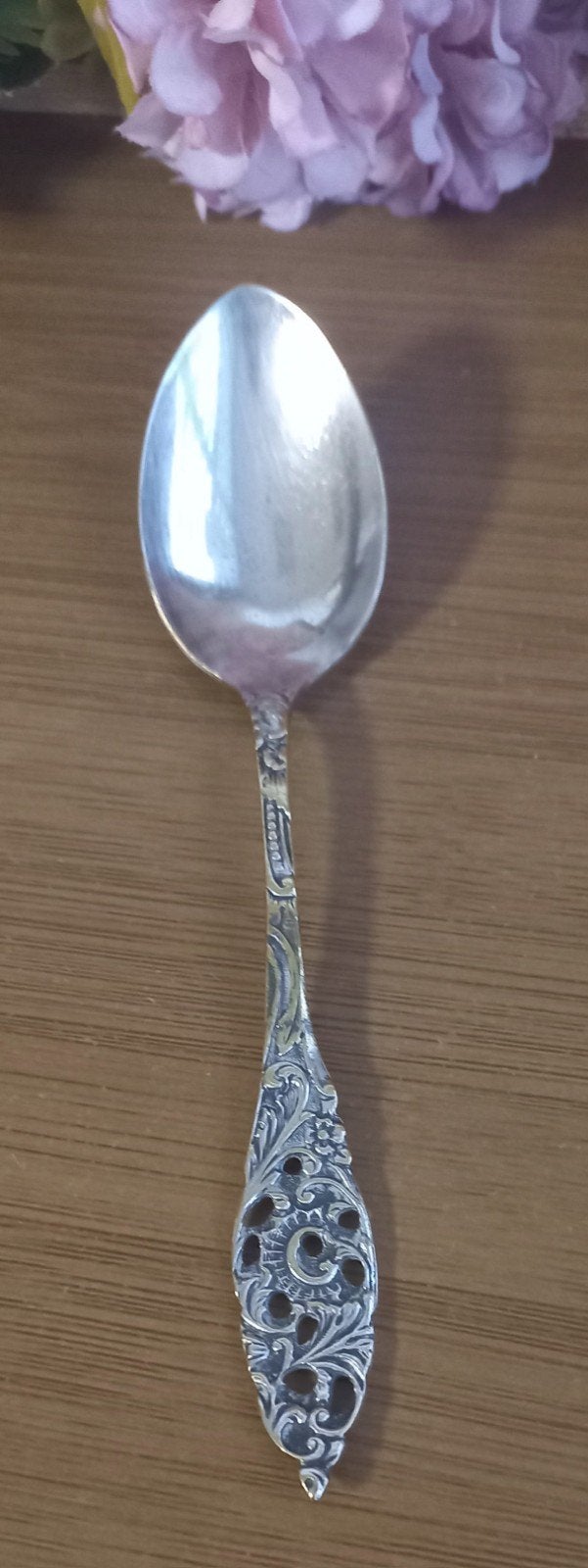 Leuke brocante kinderlepel, opgewerkt motief, verzilverd(?), Ophalen of Verzenden