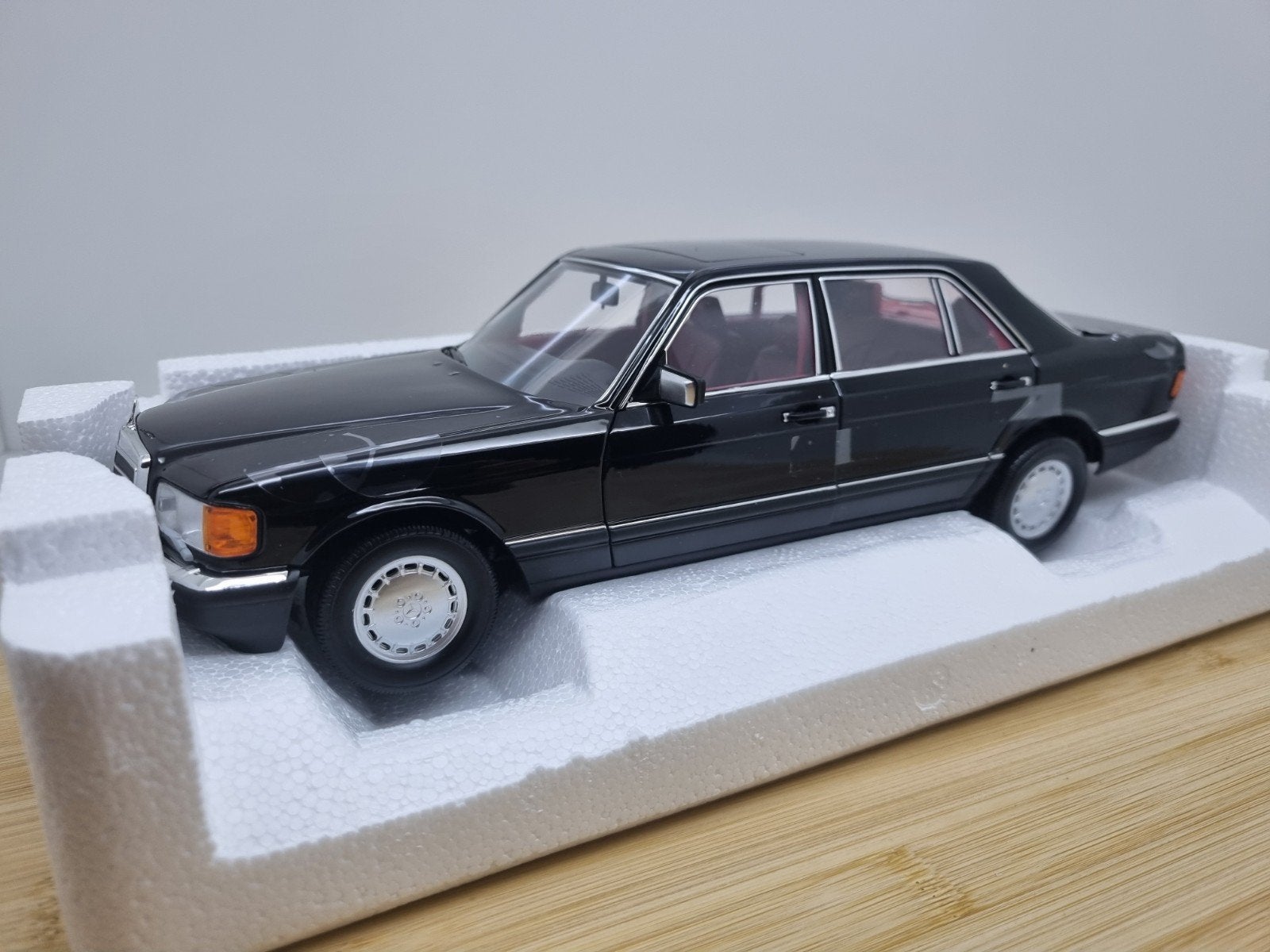 Norev Mercedes-Benz 560sel W126 Zwart. 1:18 Nieuw in doos!, Auto, Verzenden, Nieuw, Norev
