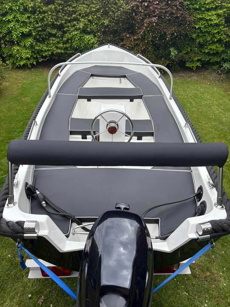 Stijlvolle zwart-witte sloep 8pk Tohatsu motor (4,20x1,70), Watersport en Boten, Sloepen, Ophalen, 8 pk, Consoleboot, Gebruikt