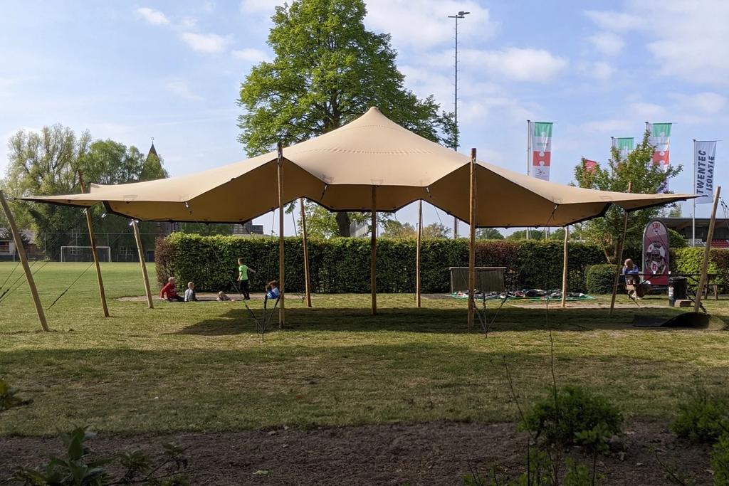 Stretch tent te huur 10,5 x 12m, Tuin en Terras, Partytenten, Ophalen of Verzenden, Zo goed als nieuw, 8 meter of meer, 6 meter of meer