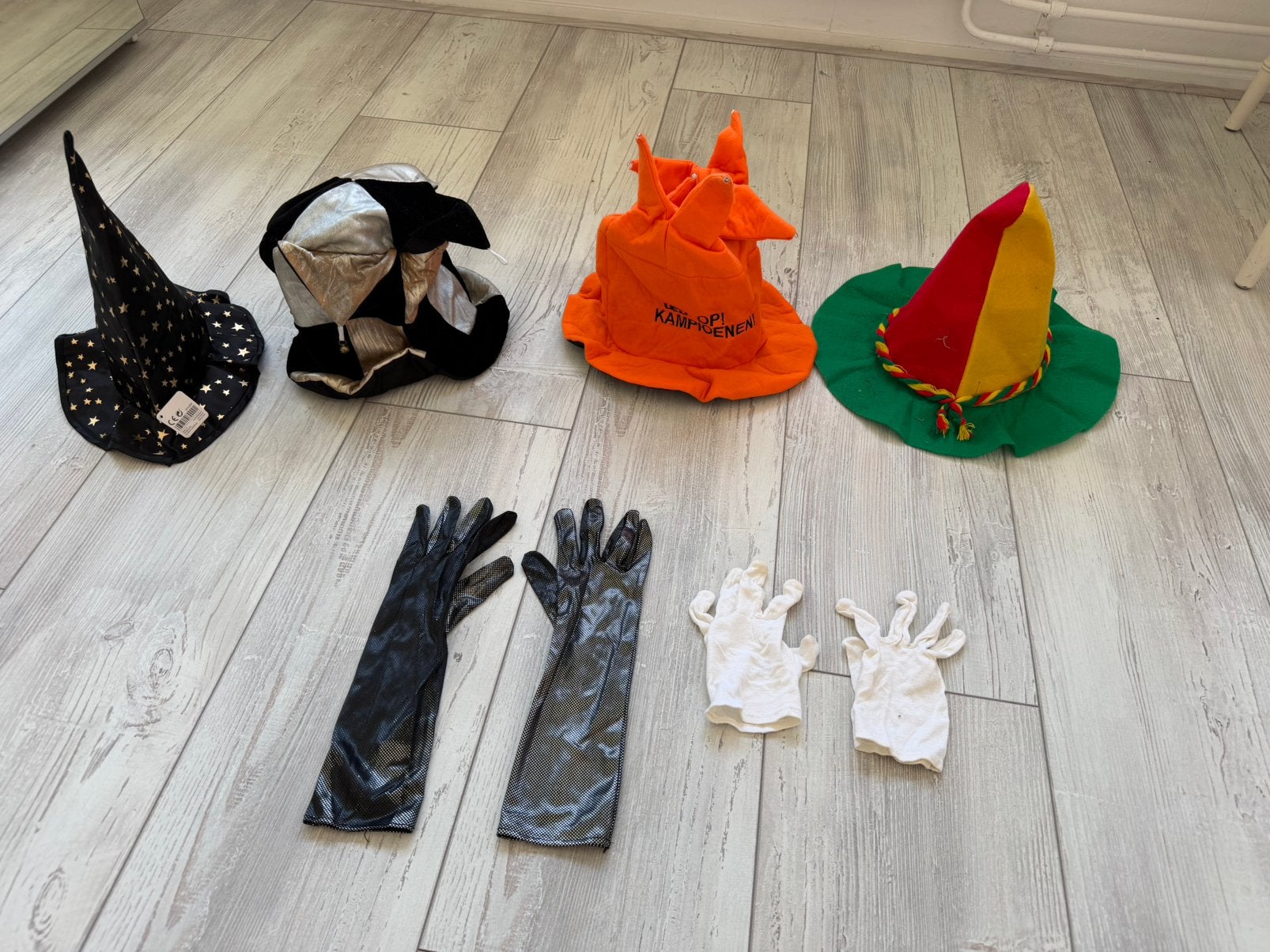 Carnaval / feest hoeden en handschoenen, Hobby en Vrije tijd, Ophalen of Verzenden, Zo goed als nieuw