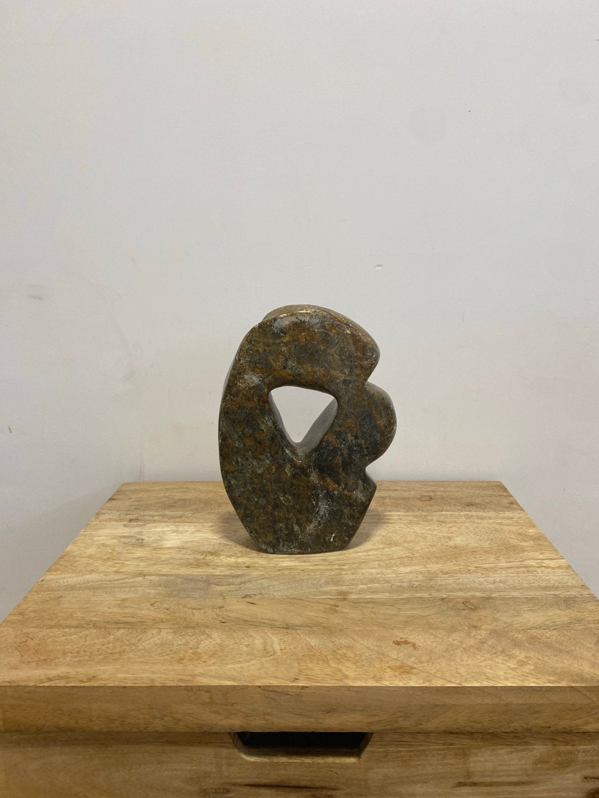 Abstract stenen sculptuur - Moeder en kind, Verzenden, Handgemaakt, 20 - 50 cm, Steen of Keramiek