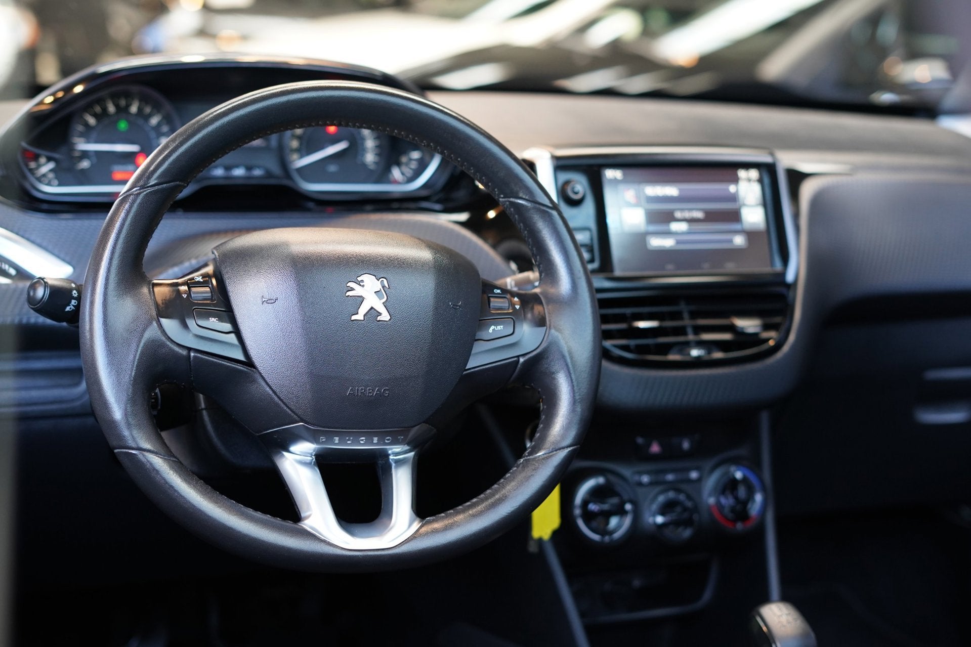 Peugeot 2008 1.2 PureTech Blue Lion | NAVI | GLAZEN-DAK | AI, Voorwielaandrijving, Stof, Euro 6, Bedrijf