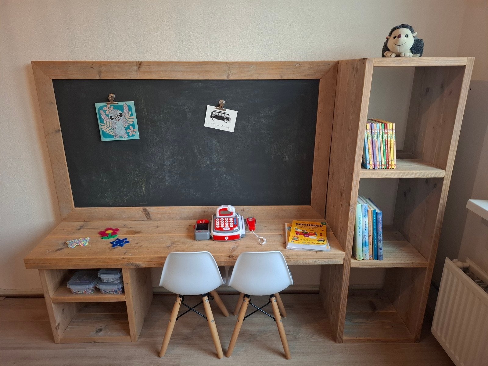 Mooie houten kinderbureau/meubel met krijtbord en opbergvak, Ophalen, Zo goed als nieuw, Tafel