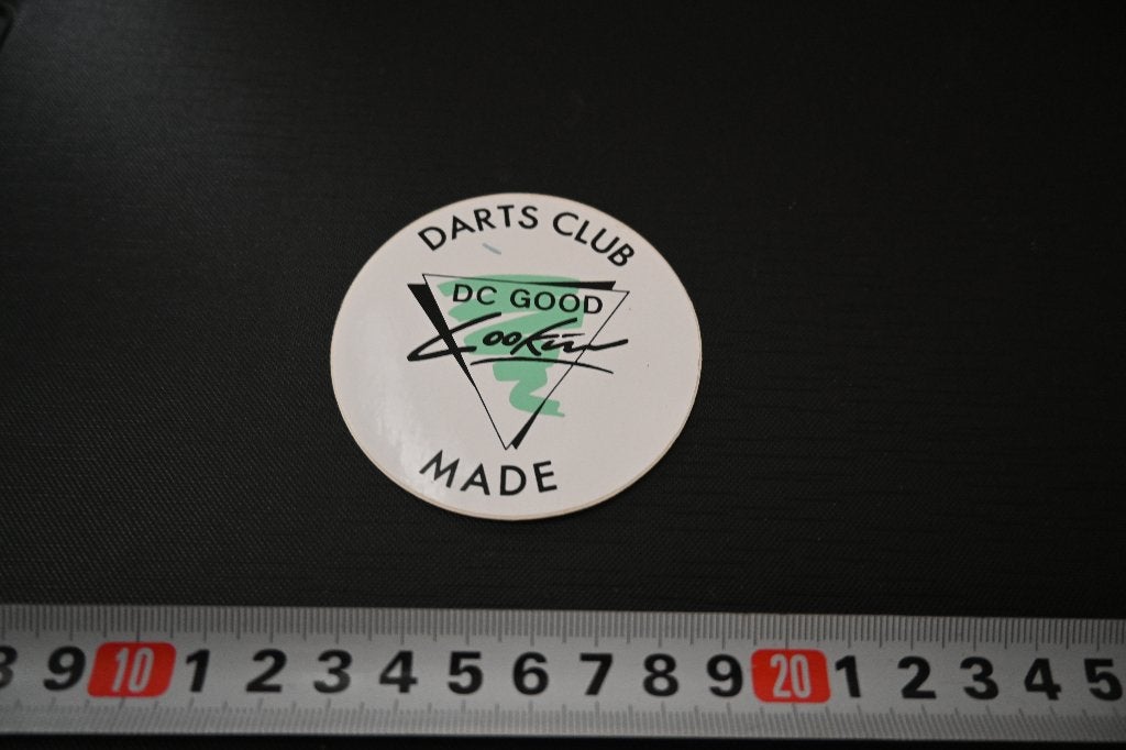 sticker Made Darts club DC GOOD LOOKIN, Ophalen of Verzenden, Zo goed als nieuw