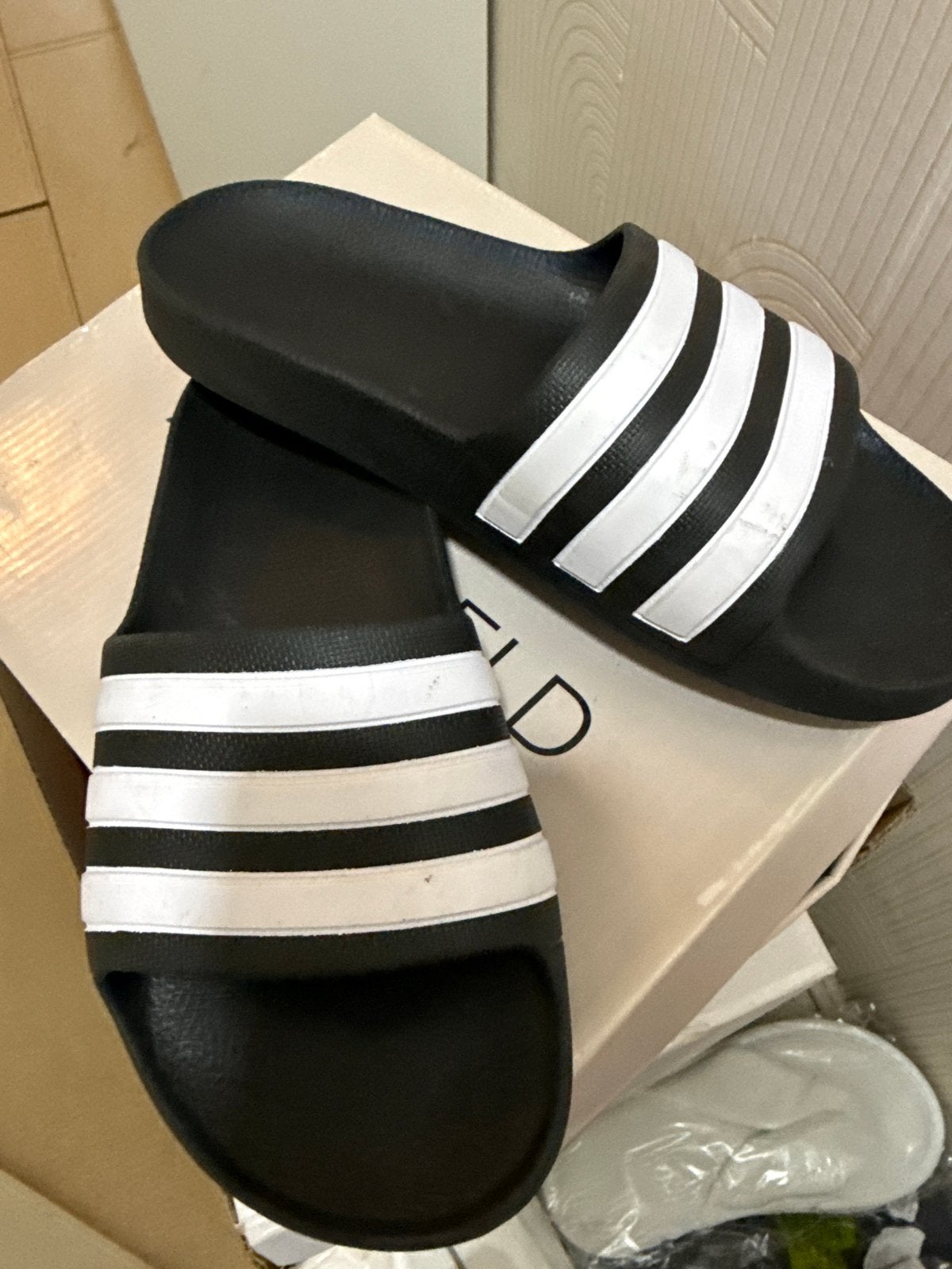 Adidas Adilette slippers - Maat 34-36 - Goede staat, Ophalen of Verzenden, Gedragen, Zwart, Slippers